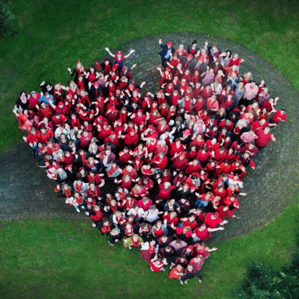 Mitarbeitenden der AWO-Duisburg formen ein Herz symbolisch für die AWO